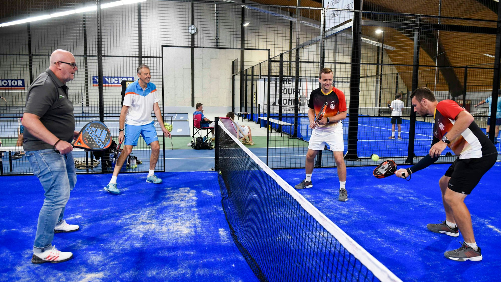 Die Racket-Gesellschafter Christian Mauritz, Dragomir Dimitrov und die Nationalspieler Christian Böhnke und Daniel Lingen (v.l.n.r.) im Juli 2022 bei der Eröffnung der beiden Padel-Courts in der Racket Arena in Kerpen.