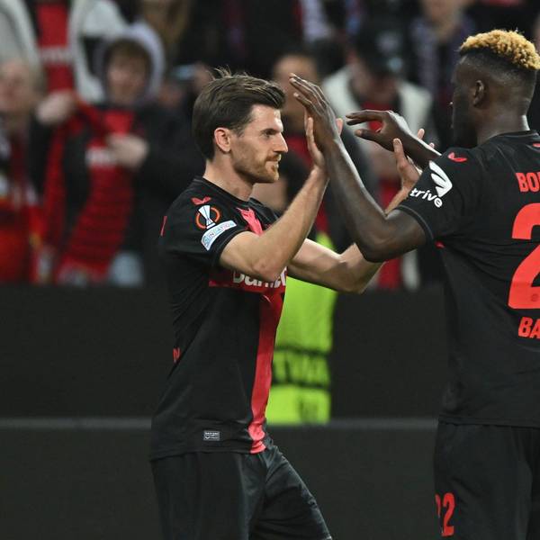 11.04.2024, Nordrhein-Westfalen, Leverkusen: Fußball: Europa League, Bayer Leverkusen - West Ham United, K.o.-Runde, Viertelfinale, Hinspiele, BayArena. Leverkusens Victor Boniface (r) jubelt mit Teamkollege Leverkusens Jonas Hofmann über das Tor zum 2.0. Foto: Marius Becker/dpa +++ dpa-Bildfunk +++