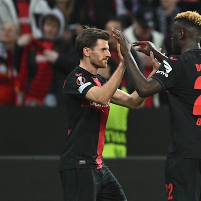 11.04.2024, Nordrhein-Westfalen, Leverkusen: Fußball: Europa League, Bayer Leverkusen - West Ham United, K.o.-Runde, Viertelfinale, Hinspiele, BayArena. Leverkusens Victor Boniface (r) jubelt mit Teamkollege Leverkusens Jonas Hofmann über das Tor zum 2.0. Foto: Marius Becker/dpa +++ dpa-Bildfunk +++