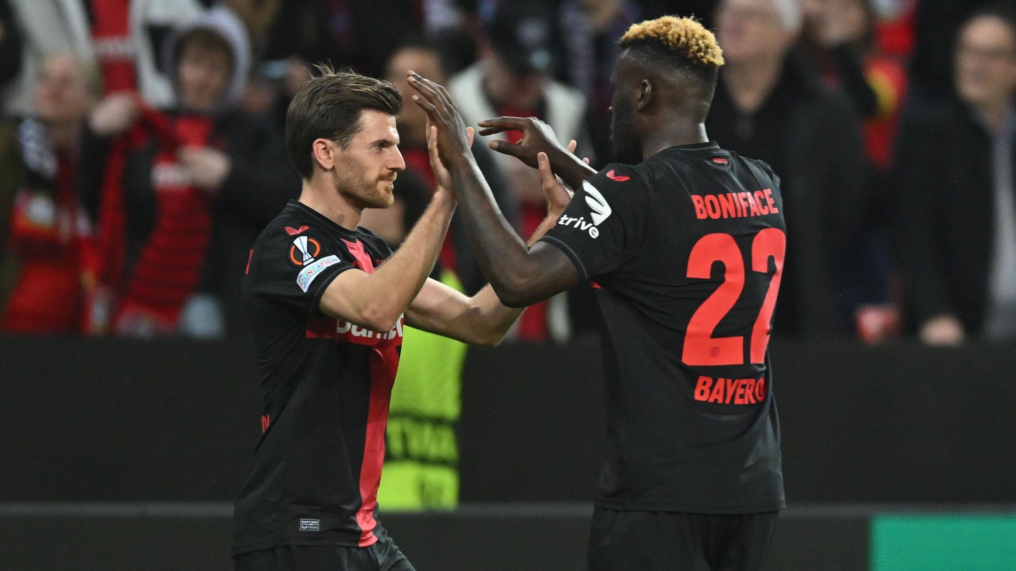 11.04.2024, Nordrhein-Westfalen, Leverkusen: Fußball: Europa League, Bayer Leverkusen - West Ham United, K.o.-Runde, Viertelfinale, Hinspiele, BayArena. Leverkusens Victor Boniface (r) jubelt mit Teamkollege Leverkusens Jonas Hofmann über das Tor zum 2.0. Foto: Marius Becker/dpa +++ dpa-Bildfunk +++