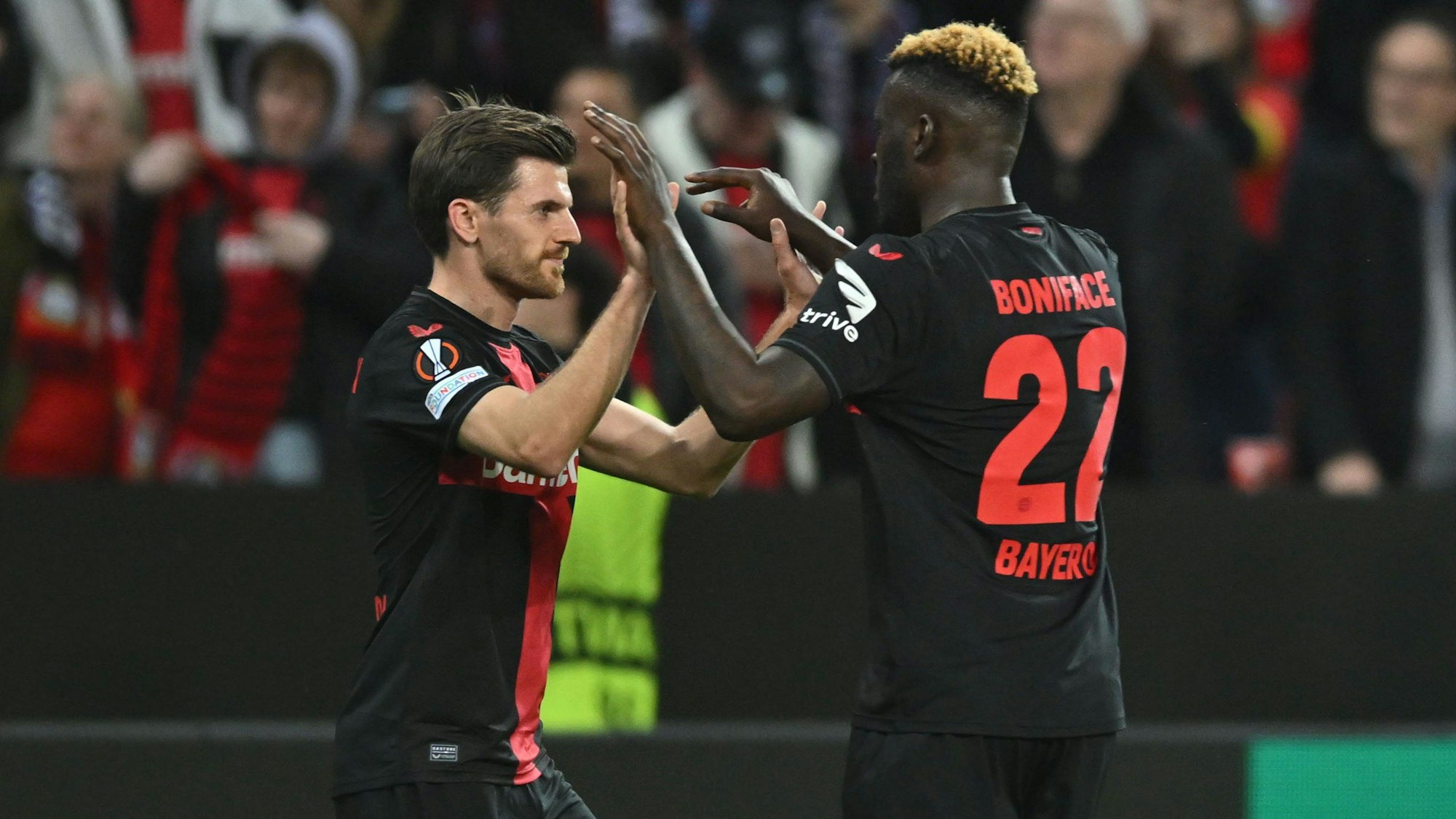 11.04.2024, Nordrhein-Westfalen, Leverkusen: Fußball: Europa League, Bayer Leverkusen - West Ham United, K.o.-Runde, Viertelfinale, Hinspiele, BayArena. Leverkusens Victor Boniface (r) jubelt mit Teamkollege Leverkusens Jonas Hofmann über das Tor zum 2.0. Foto: Marius Becker/dpa +++ dpa-Bildfunk +++
