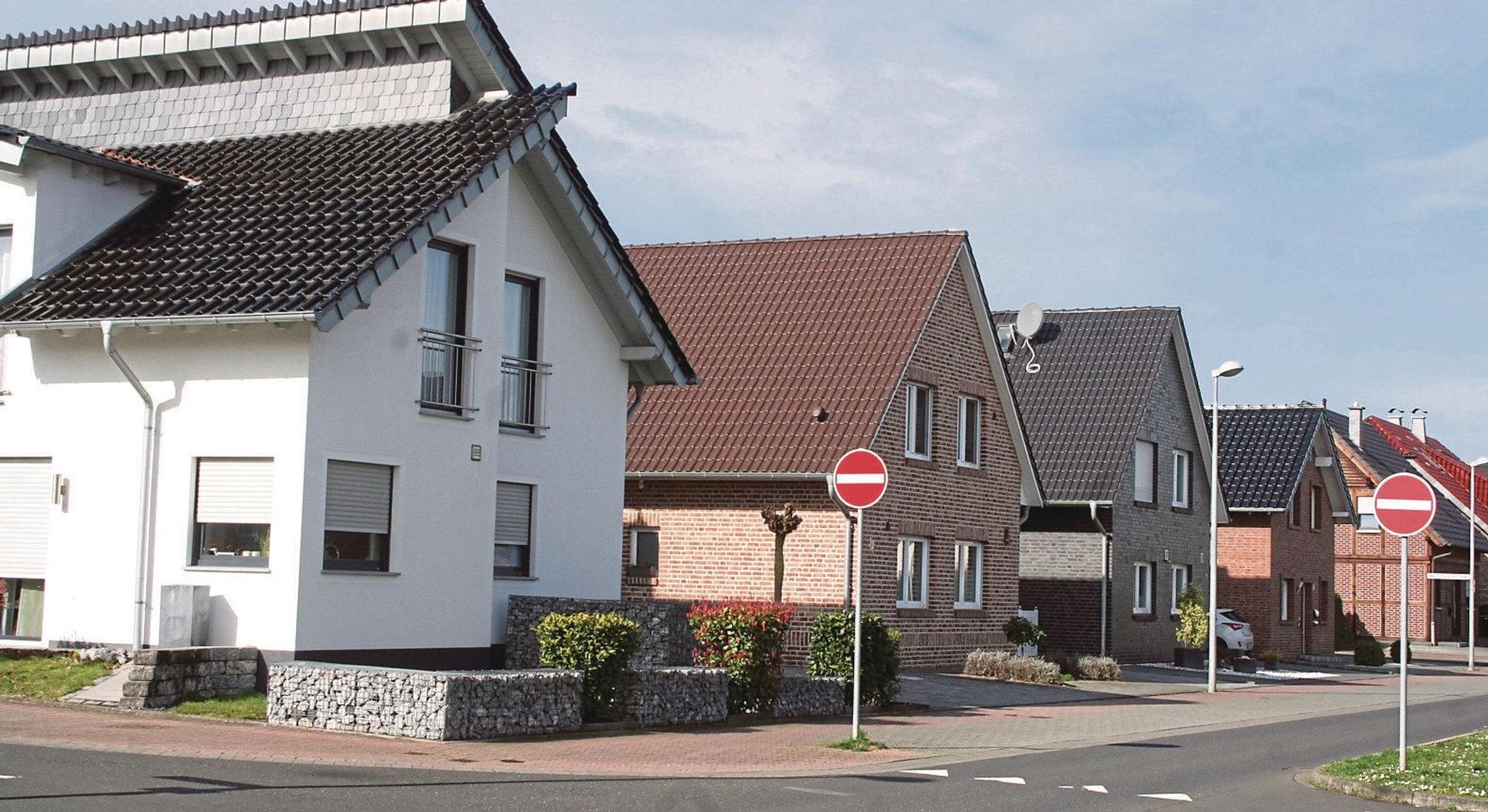 Mehrere Häuser in einem Neubaugebiet.