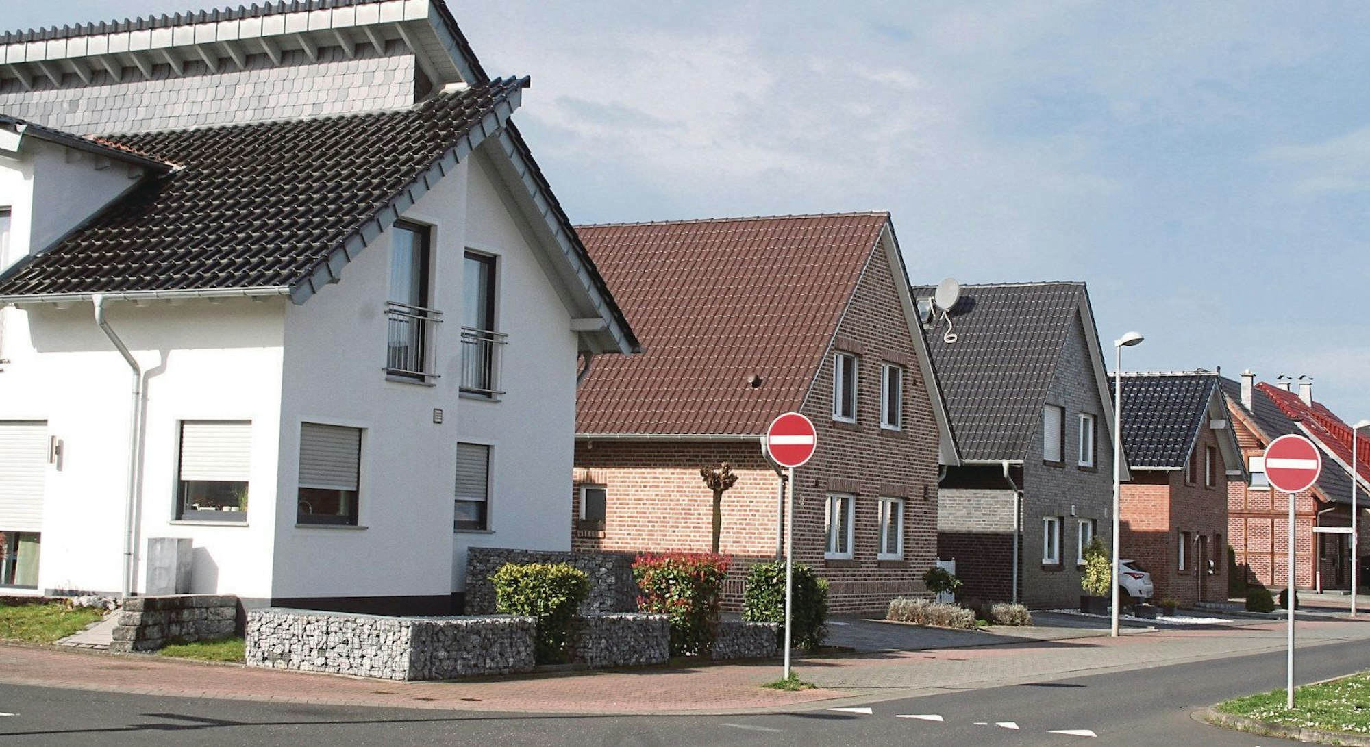 Mehrere Häuser in einem Neubaugebiet.