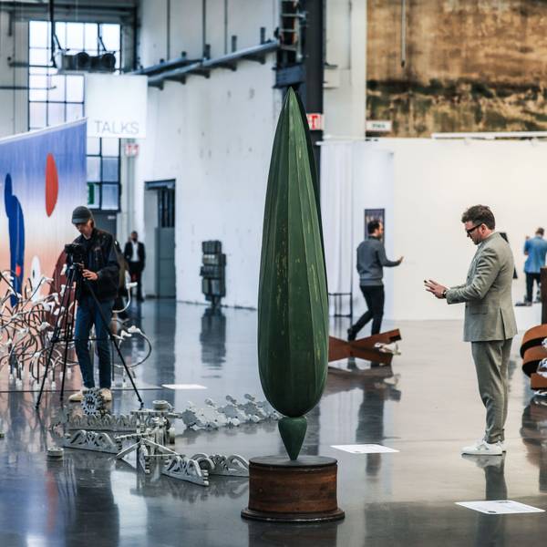 Messebesucher der Art Düsseldorf gehen bei einer Presse-Vorbesichtigung durch die Sonderausstellung mit verschiedenen Künstlern.