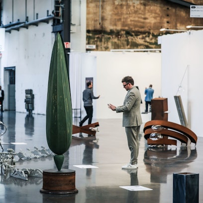 Messebesucher der Art Düsseldorf gehen bei einer Presse-Vorbesichtigung durch die Sonderausstellung mit verschiedenen Künstlern.
