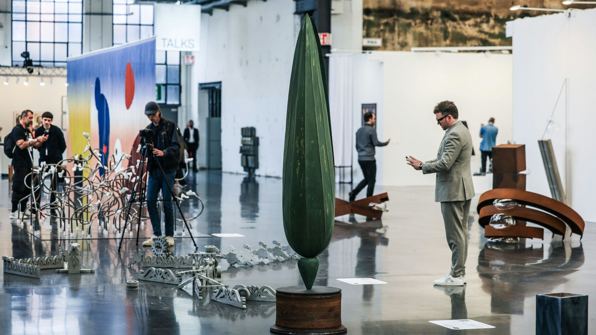 Messebesucher der Art Düsseldorf gehen bei einer Presse-Vorbesichtigung durch die Sonderausstellung mit verschiedenen Künstlern.