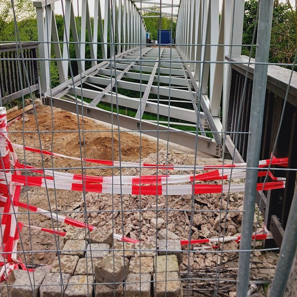 Die Brücke über die K39n, abgesperrt mit Flatterband.