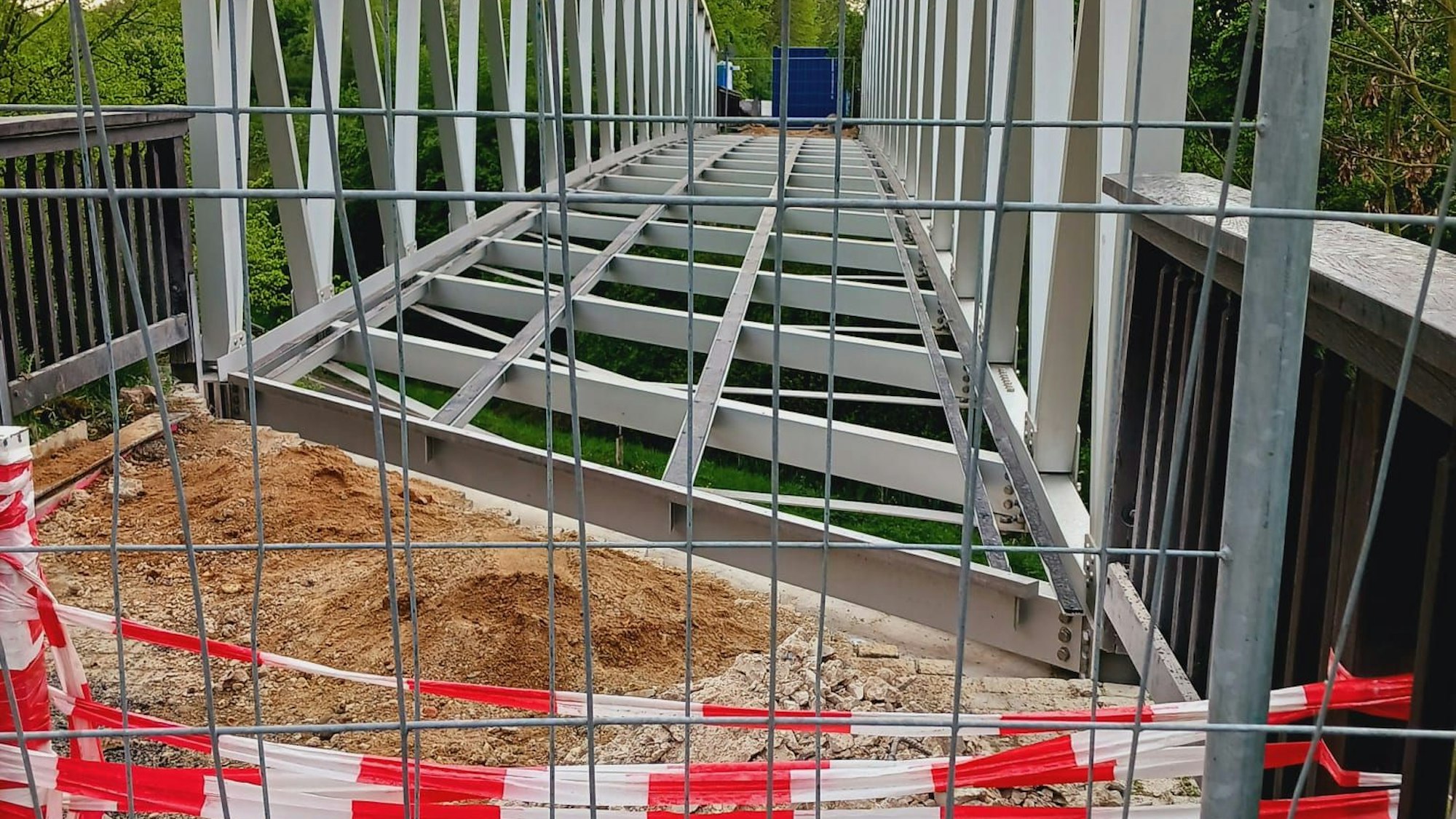 Die Brücke über die K39n, abgesperrt mit Flatterband.