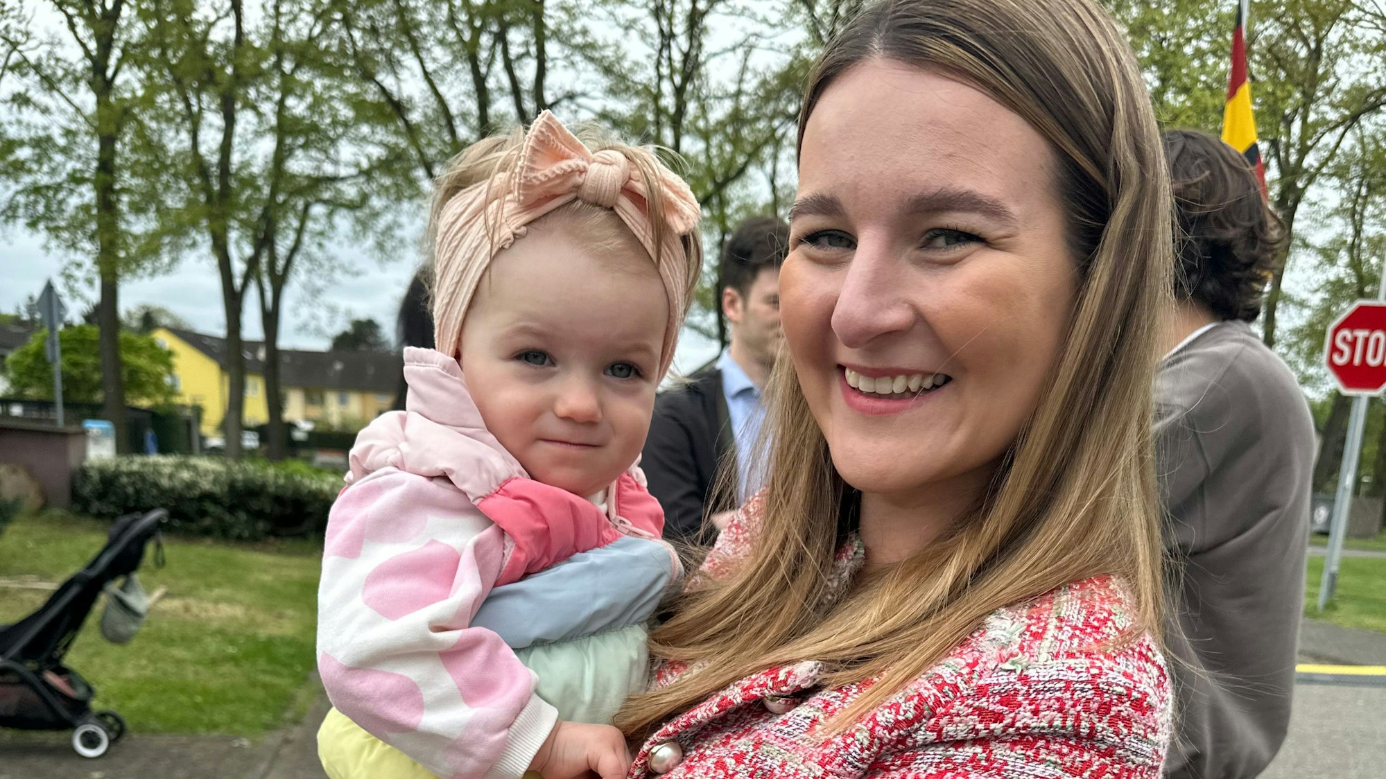 An der Niederberg-Kaserne entsteht ein Kita. Bernadette Henatsch mit Tochter Selma auf dem Büro der Gleichstellungsbeauftragten in der Kaserne und freut sich über die neue Kita.