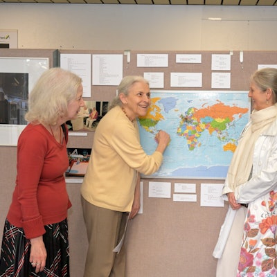 Das Foto zeigt die Eröffnung der Stockhausen-Ausstellung im Kürtener Rathaus