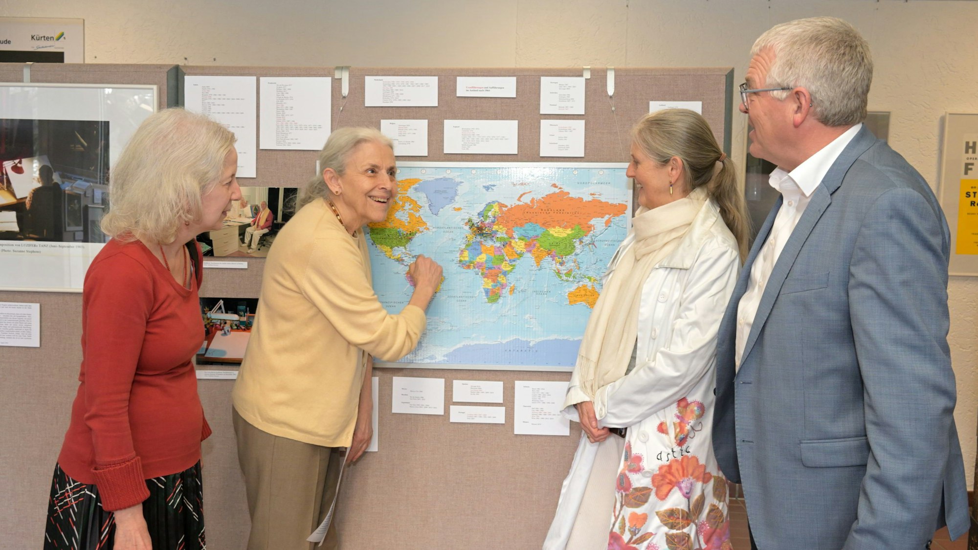 Das Foto zeigt die Eröffnung der Stockhausen-Ausstellung im Kürtener Rathaus