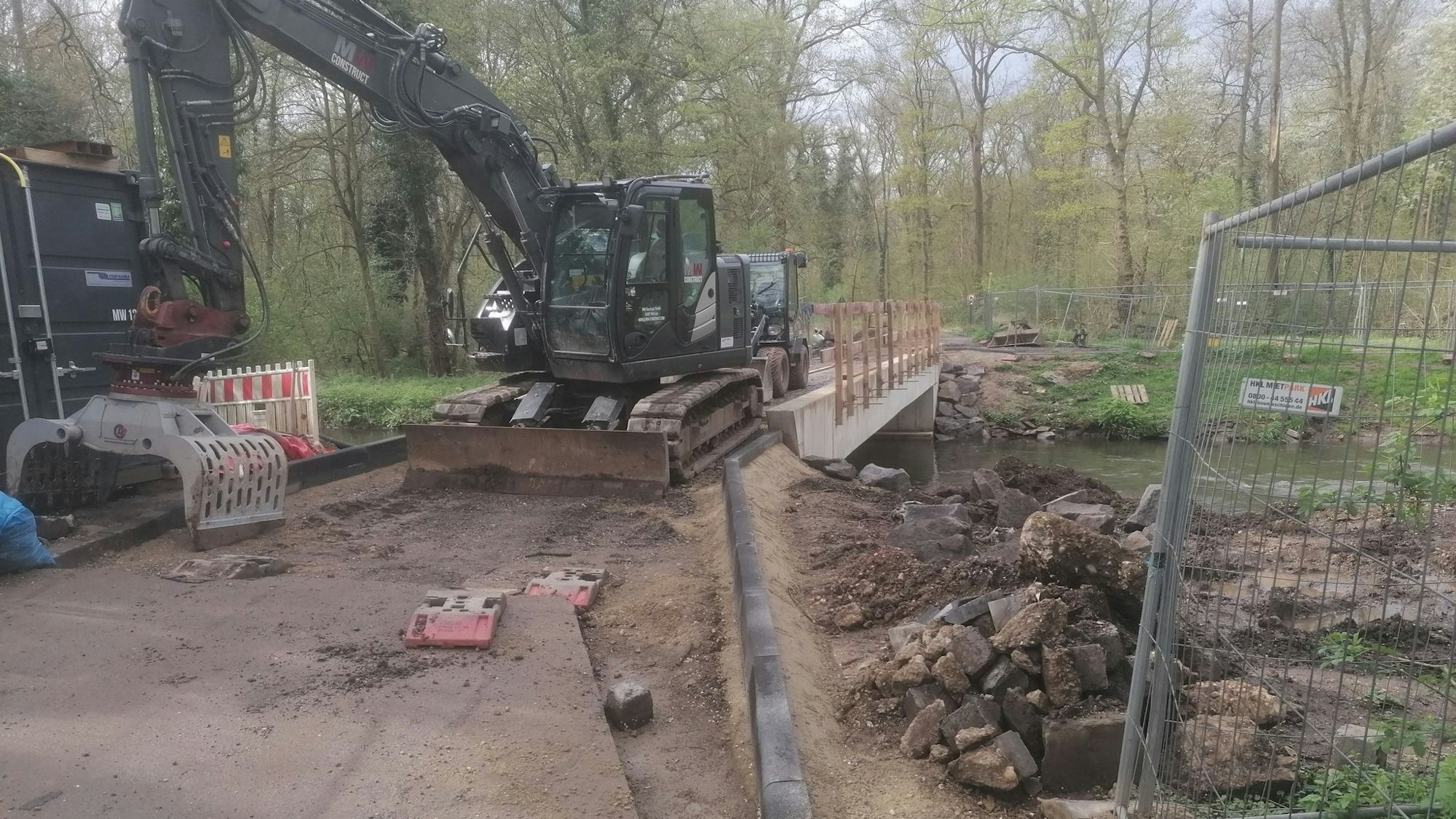 Ein Bagger auf einer Brückenbaustelle.