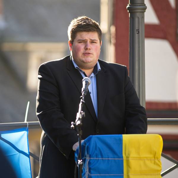 Helmut Kohls Enkel Johannes Volkmann spricht auf einer Ukraine-Kundgebung.