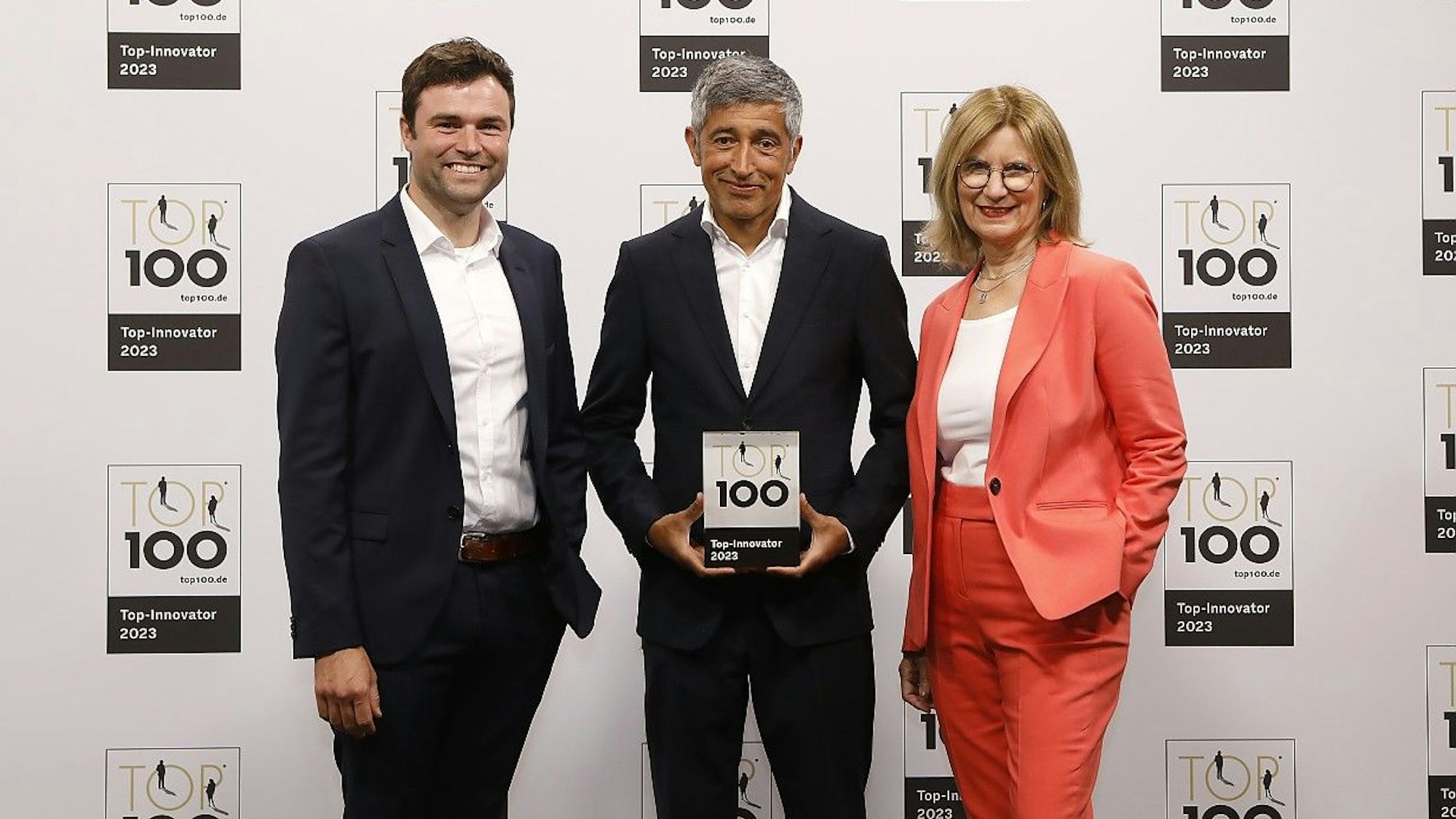 Auf dem Bild ist die Prämierung des Unternehmens zu sehen.