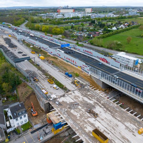 Köln: Die Abrissarbeiten an der alten Leverkusener Brücke gehen weiter. Später entsteht hier der zweite Teil der neuen Rheinbrücke. Zu sehen ist die Autobahnbrücke Leverkusen in einer Luftaufnahme einer Drohne.
