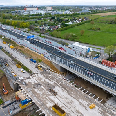 02.04.2024, Köln: Die Abrissarbeiten an der alten Leverkusener Brücke gehen weiter. Später entsteht hier der zweite Teil der neuen Rheinbrücke (Autobahnbrücke Leverkusen). Luftaufnahme mit Drohne. Foto: Uwe Weiser