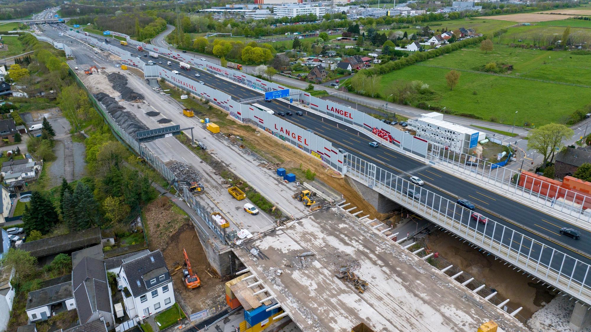 02.04.2024, Köln: Die Abrissarbeiten an der alten Leverkusener Brücke gehen weiter. Später entsteht hier der zweite Teil der neuen Rheinbrücke (Autobahnbrücke Leverkusen). Luftaufnahme mit Drohne. Foto: Uwe Weiser