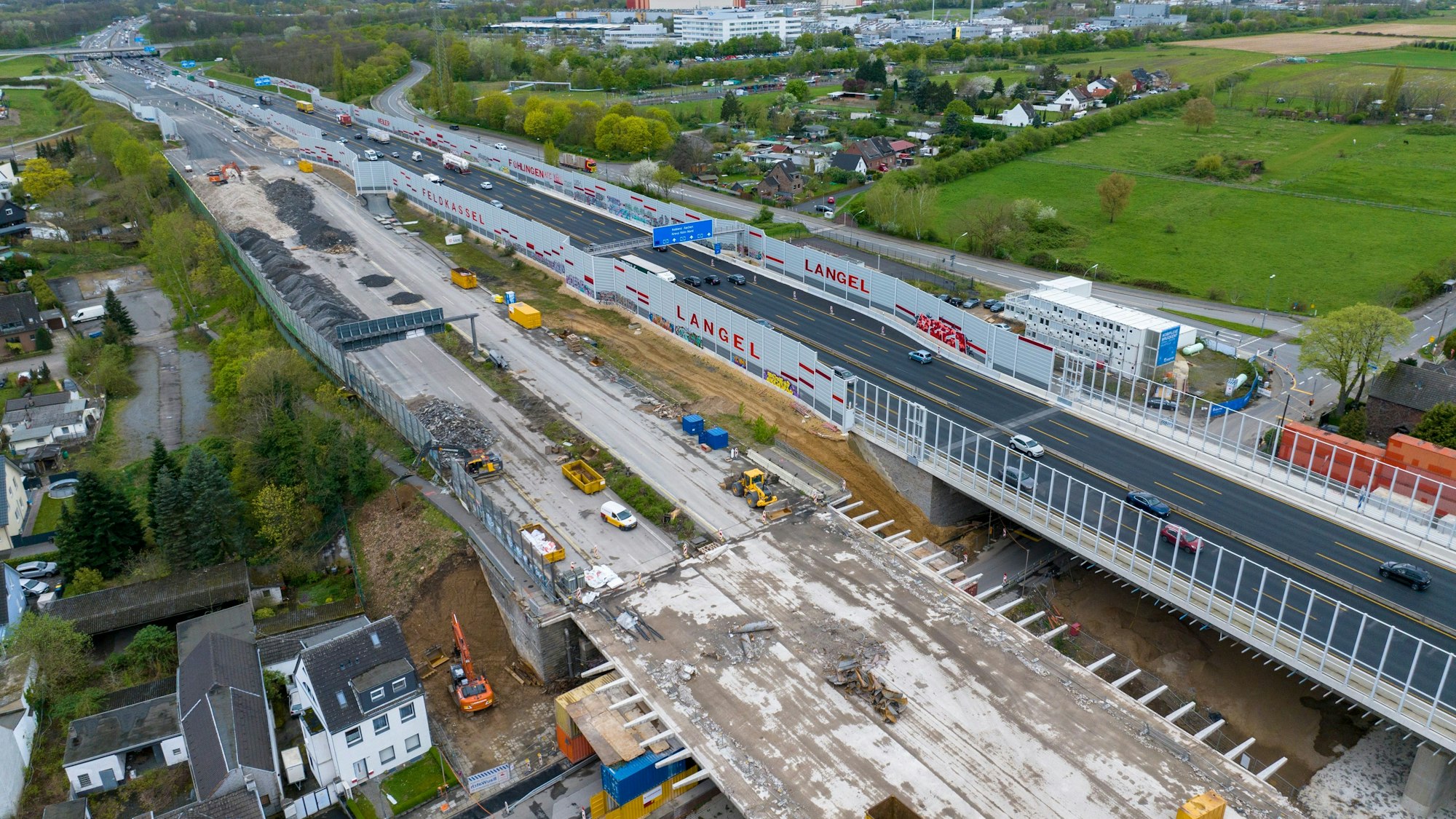 02.04.2024, Köln: Die Abrissarbeiten an der alten Leverkusener Brücke gehen weiter. Später entsteht hier der zweite Teil der neuen Rheinbrücke (Autobahnbrücke Leverkusen). Luftaufnahme mit Drohne. Foto: Uwe Weiser