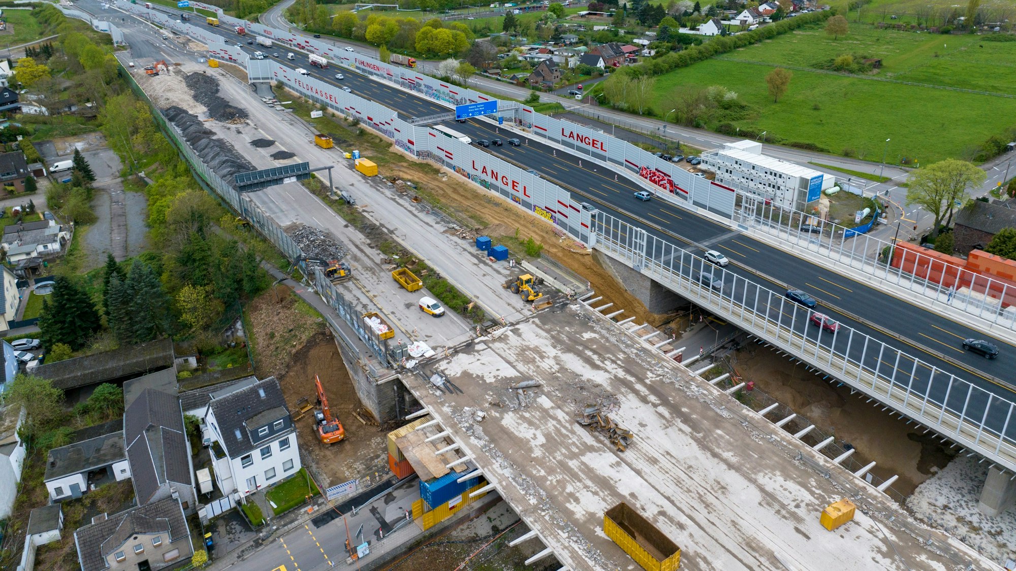 Köln: Die Abrissarbeiten an der alten Leverkusener Brücke gehen weiter. Später entsteht hier der zweite Teil der neuen Rheinbrücke. Zu sehen ist die Autobahnbrücke Leverkusen in einer Luftaufnahme einer Drohne.