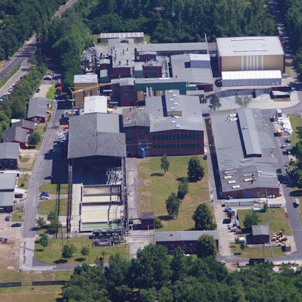 Auf dem Bild ist eine Luftaufnahme einer Fabrikanlage zu sehen.