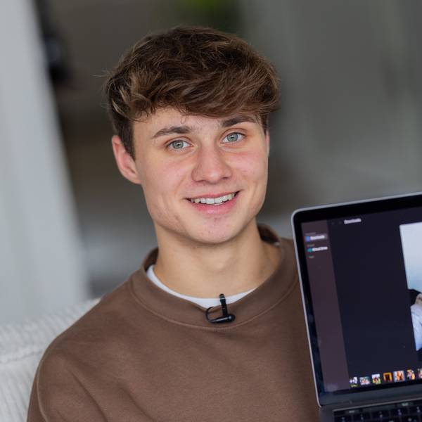 Transmann Jamie Williams zeigt ein altes Foto von sich auf einem Laptop.