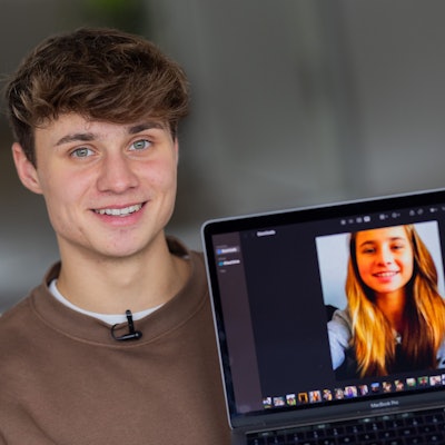 Transmann Jamie Williams zeigt ein altes Foto von sich auf einem Laptop.