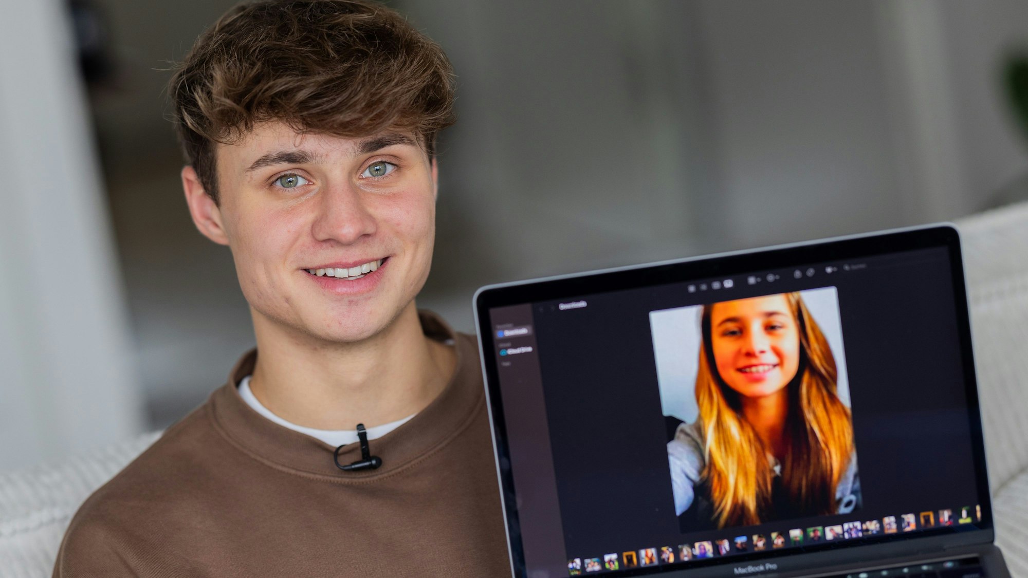 Transmann Jamie Williams zeigt ein altes Foto von sich auf einem Laptop.