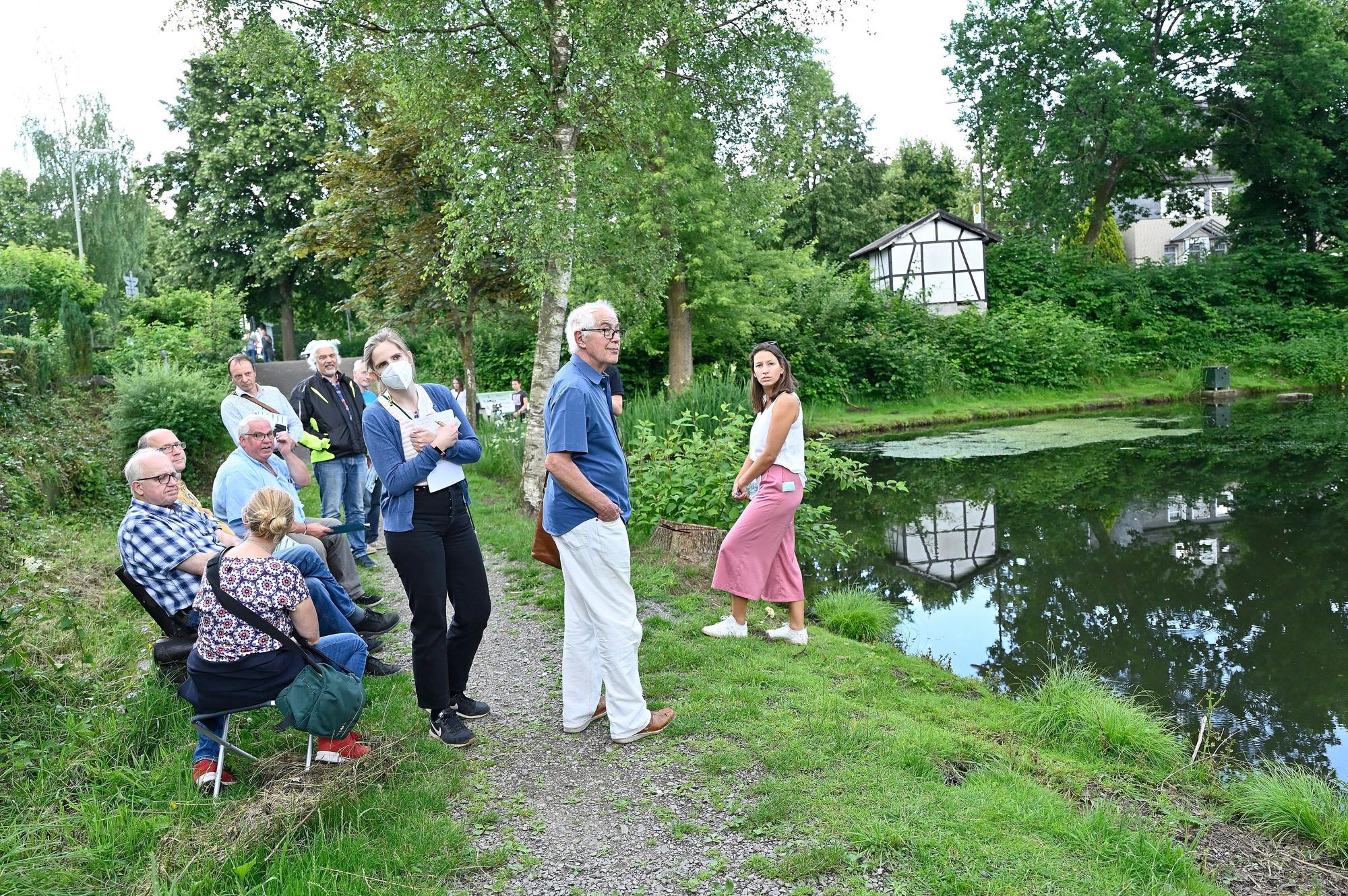Das Foto zeigt einen Rundgang zum Integrierten Stadtentwicklungskonzept im Juli 2021