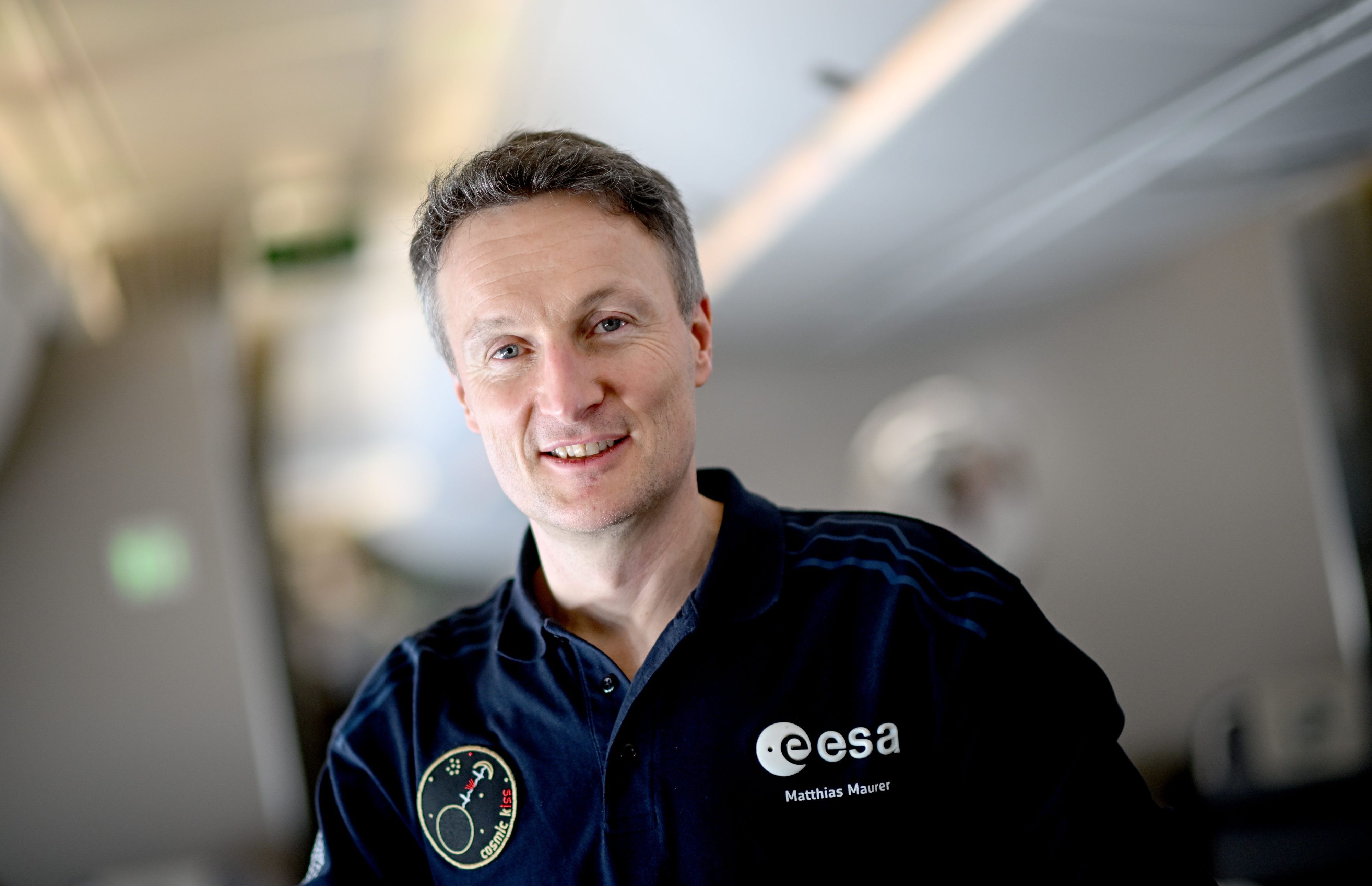 Der Astronaut Matthias Maurer steht in einem Flugzeug der Flugbereitschaft auf dem Weg nach Washington D.C.