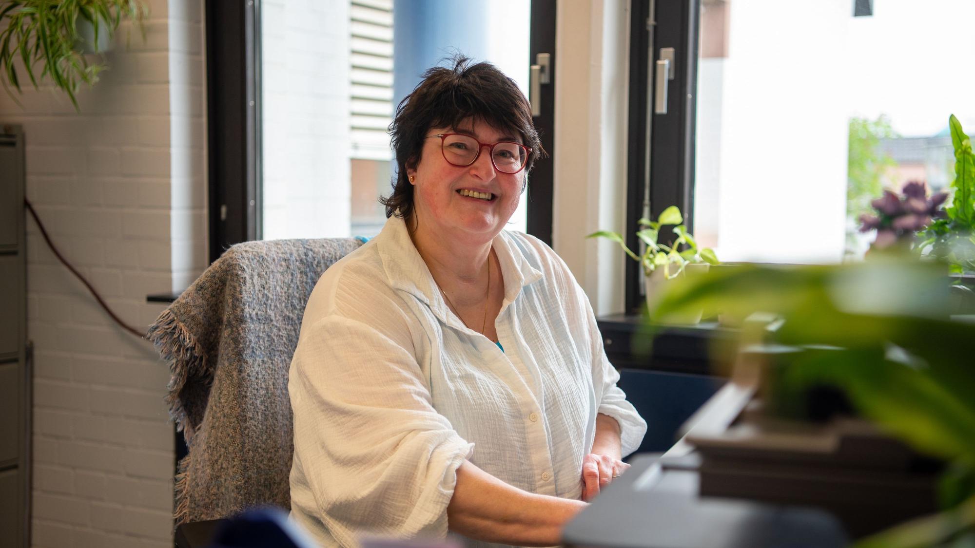Barbara Breuer sitzt in ihrem Büro am Schreibtisch.
