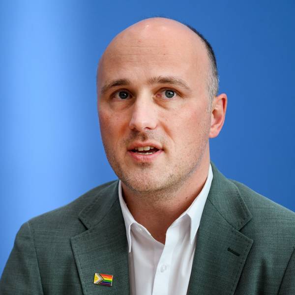 Zu sehen ist der Queerbeauftragte Sven Lehmann.