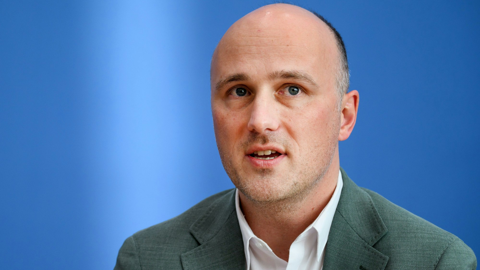 Zu sehen ist der Queerbeauftragte Sven Lehmann.