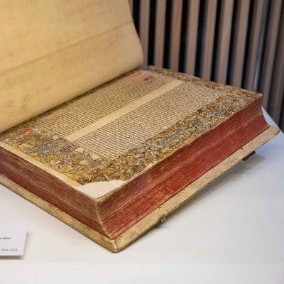 Auf dem Bild ist das große Buch zu sehen, die Seiten sind üppig bemalt.