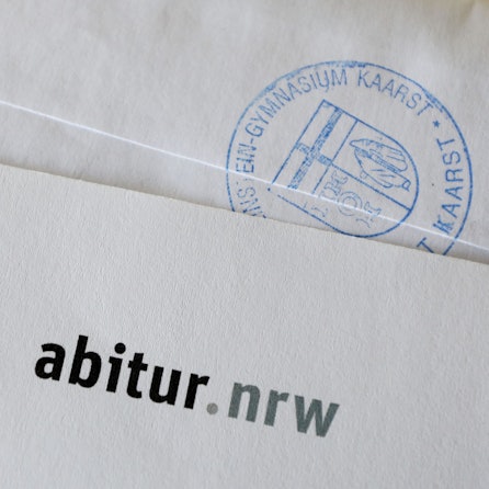 Umschlag mit Abitur-Prüfungsaufgaben.