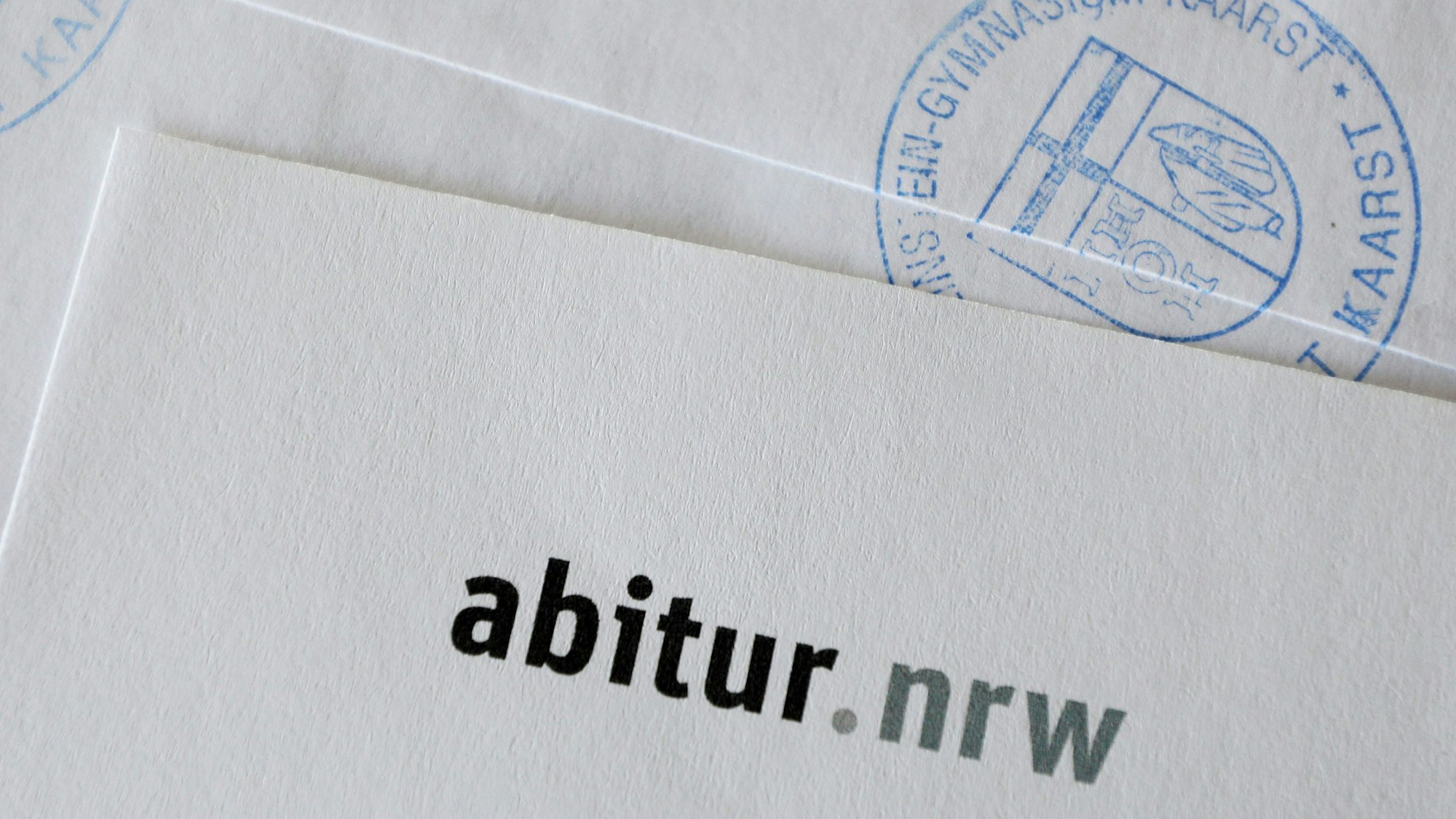 Umschlag mit Abitur-Prüfungsaufgaben.