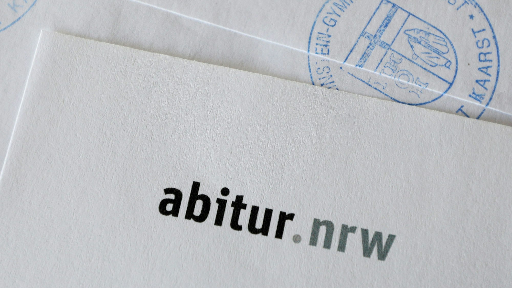 Nordrhein-Westfalen, Kaarst: Ein Umschlag mit den Prüfungsaufgaben liegt im Kaarster Albert-Einstein-Gymnasium im Sekretariat. (Symbolbild)