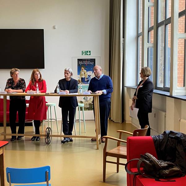 Am Tisch stehend sind das von links nach rechts: Kornelia Vossebein (Stadtgarten Köln), Manuela Beer (Museum Schnütgen), Stefan Charles (Kulturdezernent), Jacob Sylvester Bilabel (Aktionsnetzwerk Nachhaltigkeit). Ganz rechts steht die Pressereferentin Sabine Wotzlaw.