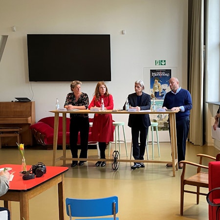 Am Tisch stehend sind das von links nach rechts: Kornelia Vossebein (Stadtgarten Köln), Manuela Beer (Museum Schnütgen), Stefan Charles (Kulturdezernent), Jacob Sylvester Bilabel (Aktionsnetzwerk Nachhaltigkeit). Ganz rechts steht die Pressereferentin Sabine Wotzlaw.