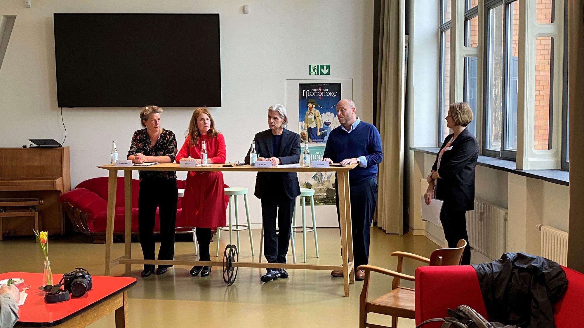 Am Tisch stehend sind das von links nach rechts: Kornelia Vossebein (Stadtgarten Köln), Manuela Beer (Museum Schnütgen), Stefan Charles (Kulturdezernent), Jacob Sylvester Bilabel (Aktionsnetzwerk Nachhaltigkeit). Ganz rechts steht die Pressereferentin Sabine Wotzlaw.