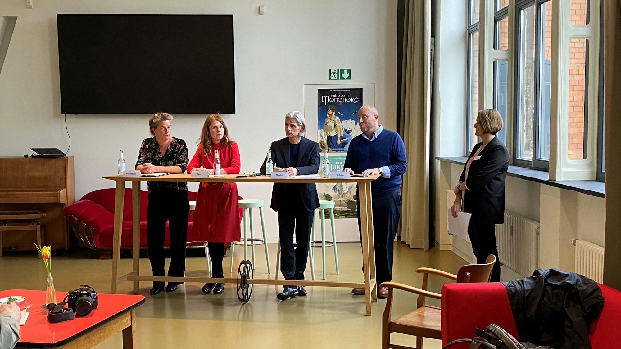 Am Tisch stehend sind das von links nach rechts: Kornelia Vossebein (Stadtgarten Köln), Manuela Beer (Museum Schnütgen), Stefan Charles (Kulturdezernent), Jacob Sylvester Bilabel (Aktionsnetzwerk Nachhaltigkeit). Ganz rechts steht die Pressereferentin Sabine Wotzlaw.