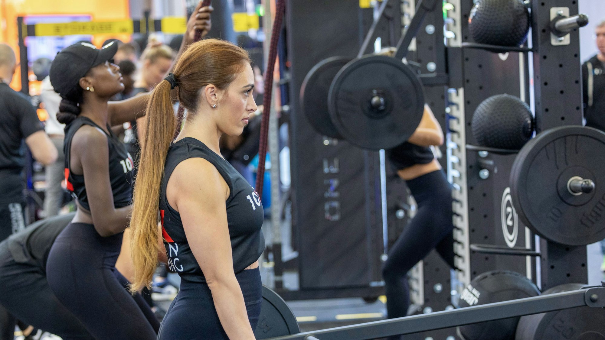 11.04.2024, Nordrhein-Westfalen, Köln: Menschen trainieren auf der Fitnessmesse Fibo an Kraftmaschinen. Auf der Messe für Fachbesucher und Verbraucher werden neue Trends rund um Fitness, Wellness und Gesundheit präsentiert. Foto: Thomas Banneyer/dpa +++ dpa-Bildfunk +++