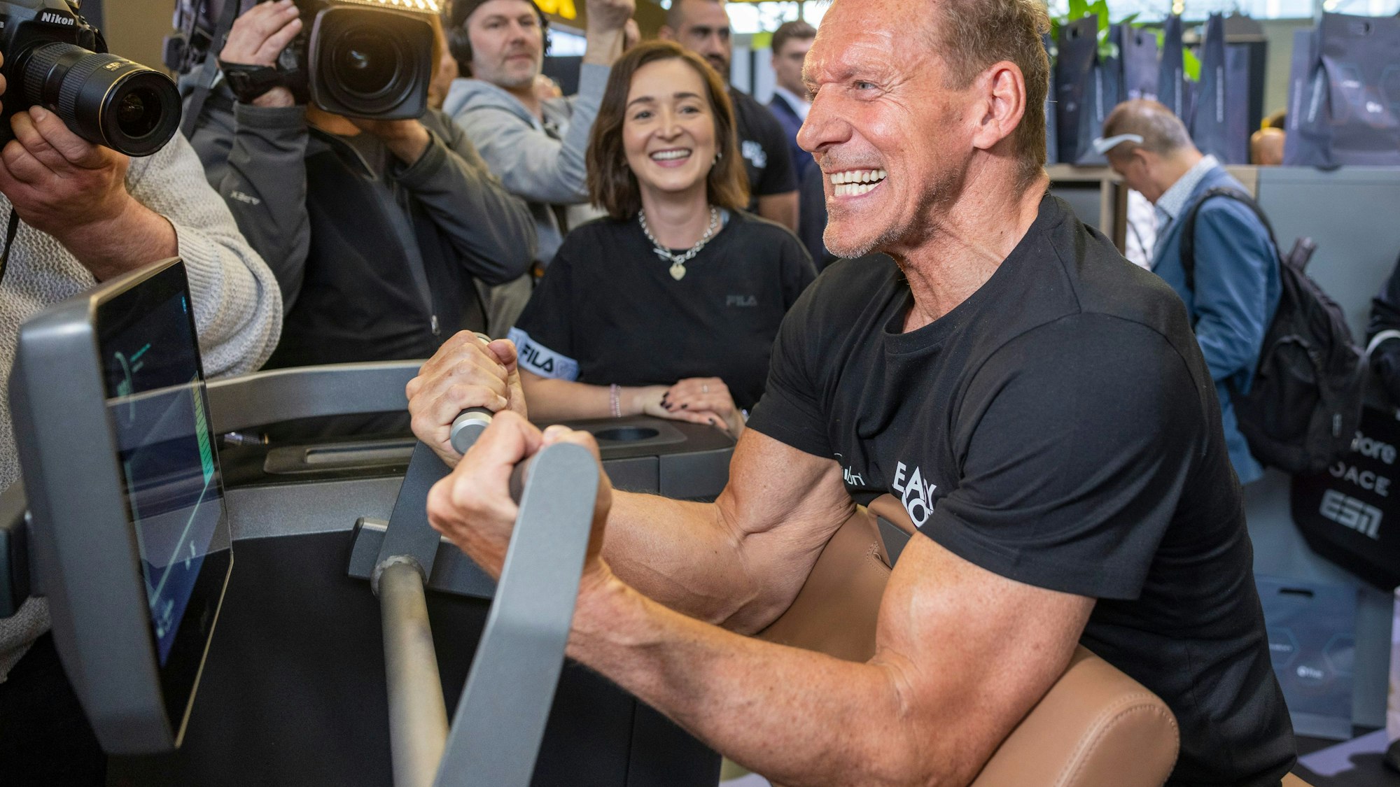 11.04.2024, Nordrhein-Westfalen, Köln: Schauspieler Ralf Moeller posiert auf der Fitnessmesse Fibo auf einem Messestand. Auf der Messe für Fachbesucher und Verbraucher werden neue Trends rund um Fitness, Wellness und Gesundheit präsentiert. Foto: Thomas Banneyer/dpa +++ dpa-Bildfunk +++