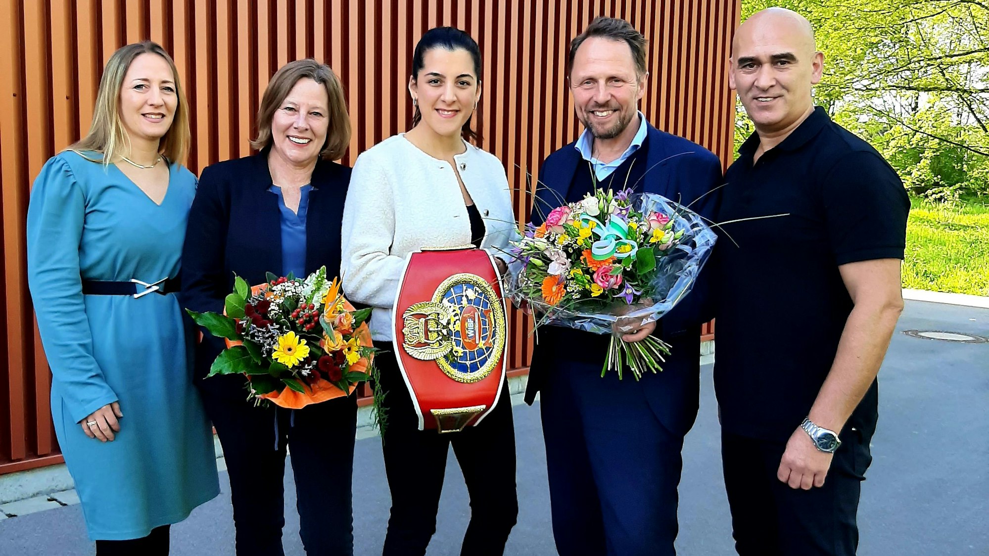 Boxerin Dinar Kisikyol (Mitte) besucht Rheindorf und alte Freundinnen und Freunde.