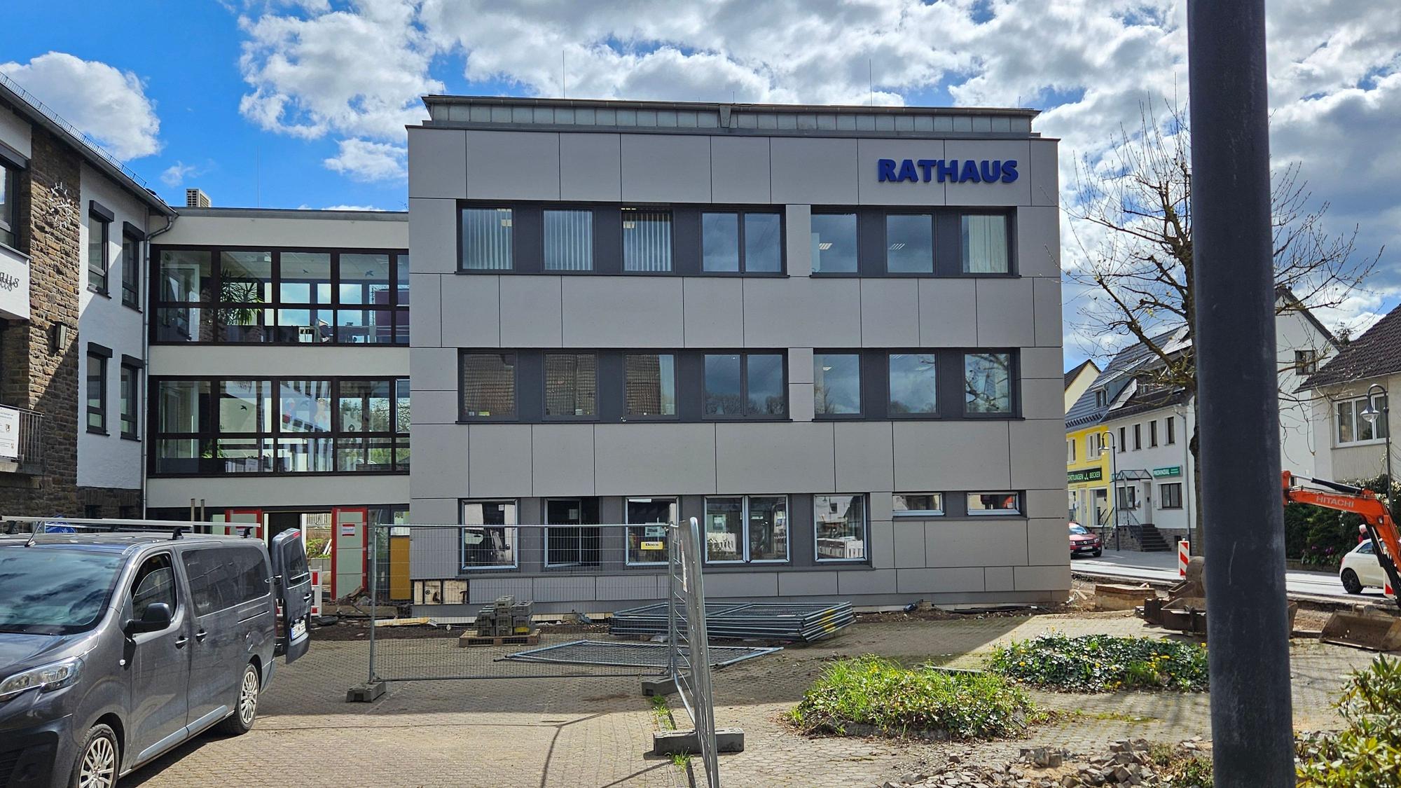 Blick auf die neue Fassade des Anbaus.