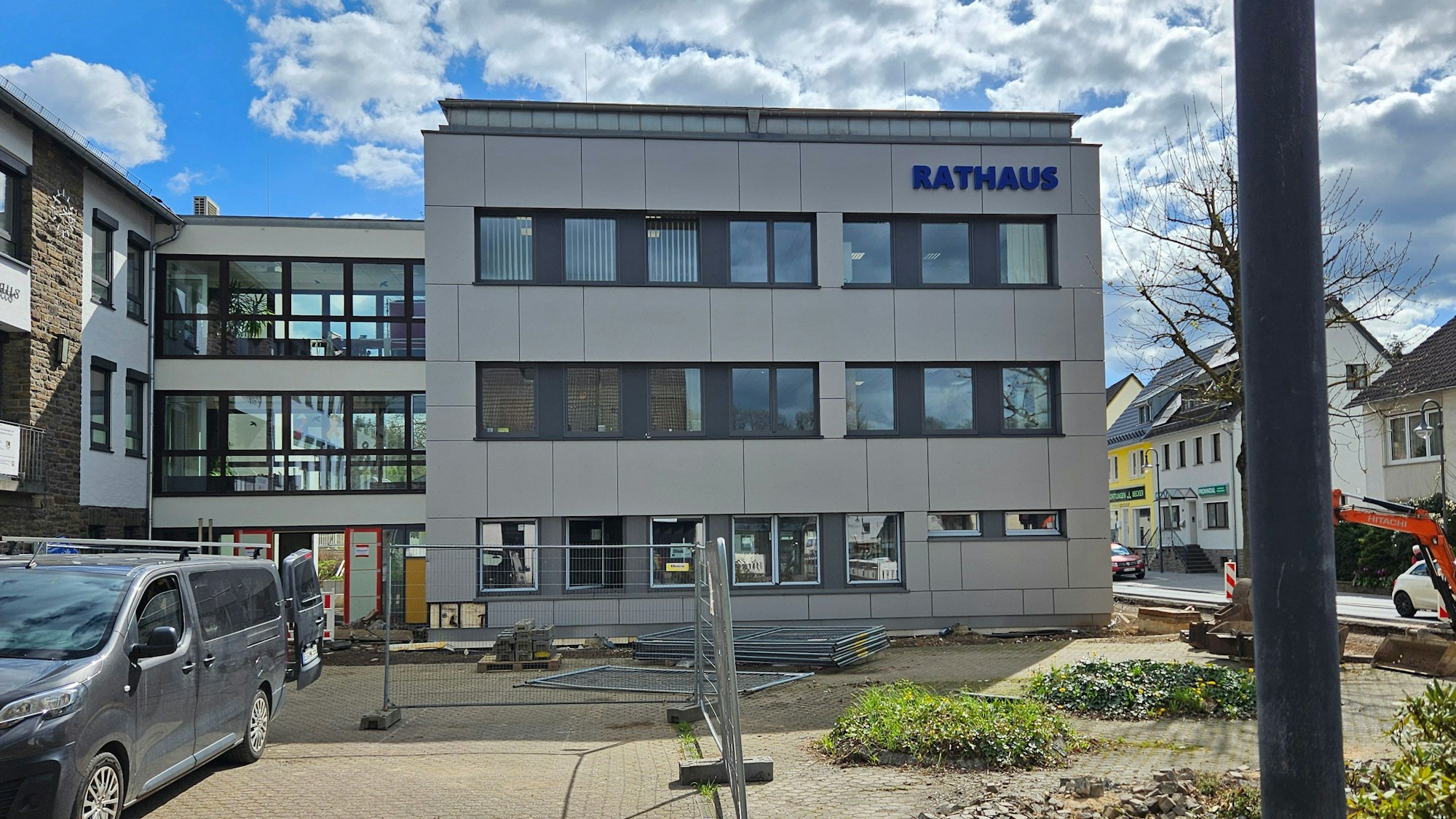 Blick auf die neue Fassade des Anbaus.