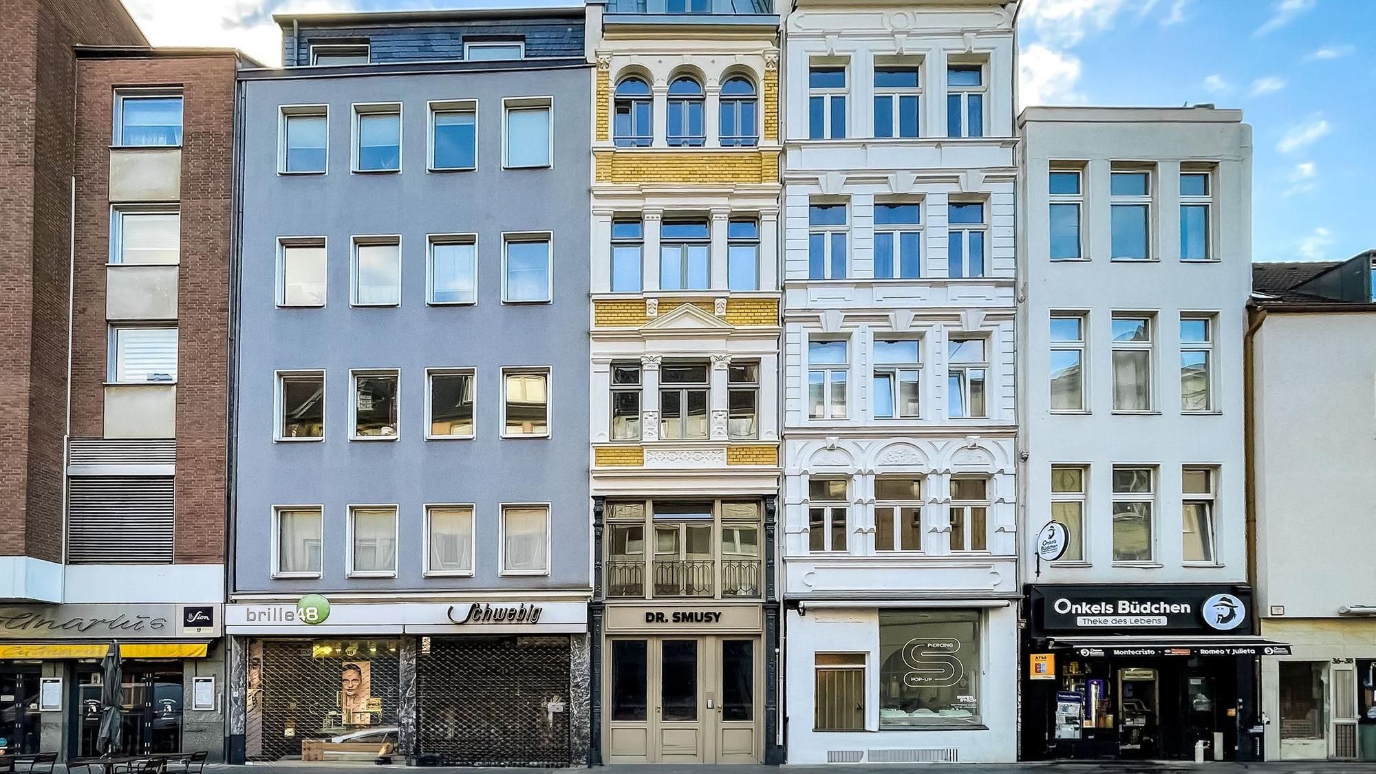 Die Fassade des schmalen Hauses in der Apostelnstraße hat sich verändert.