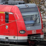 Zug am Bahnhof Köln Messe/Deutz