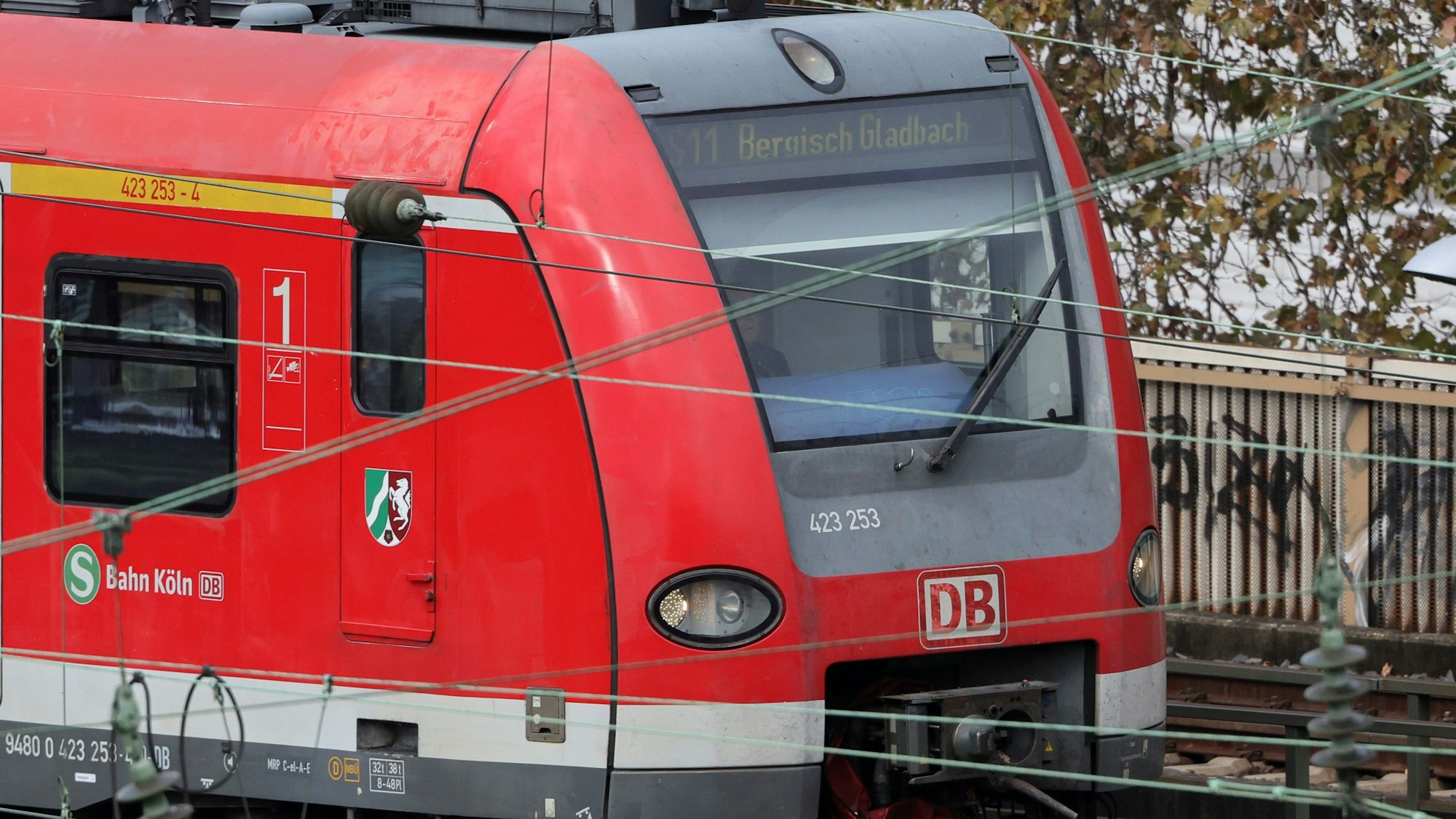 Zug am Bahnhof Köln Messe/Deutz