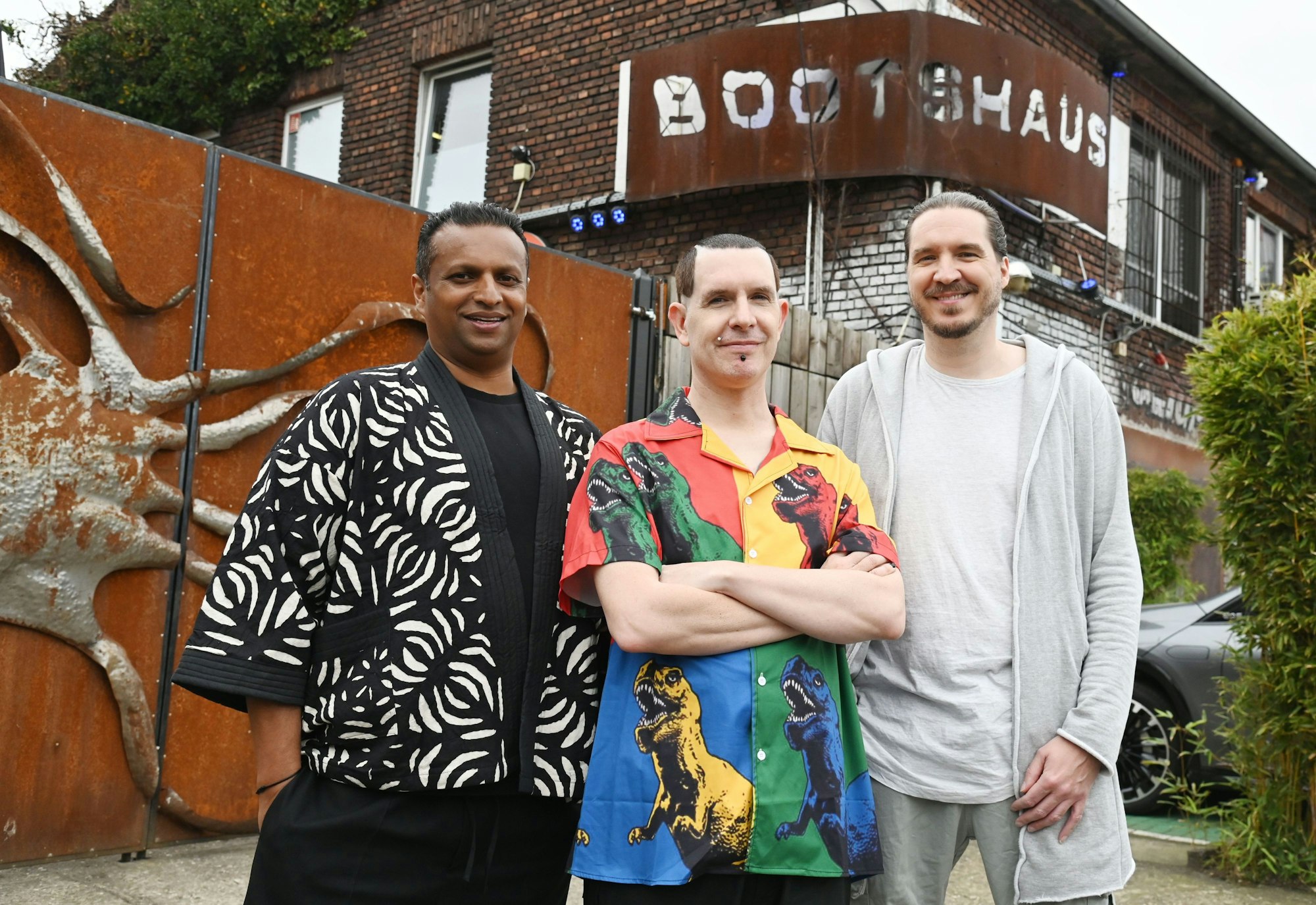 Foto im Außenbereich des Clubs mit Tom Thomas, Uli Rauschenberger und Sascha Weber.