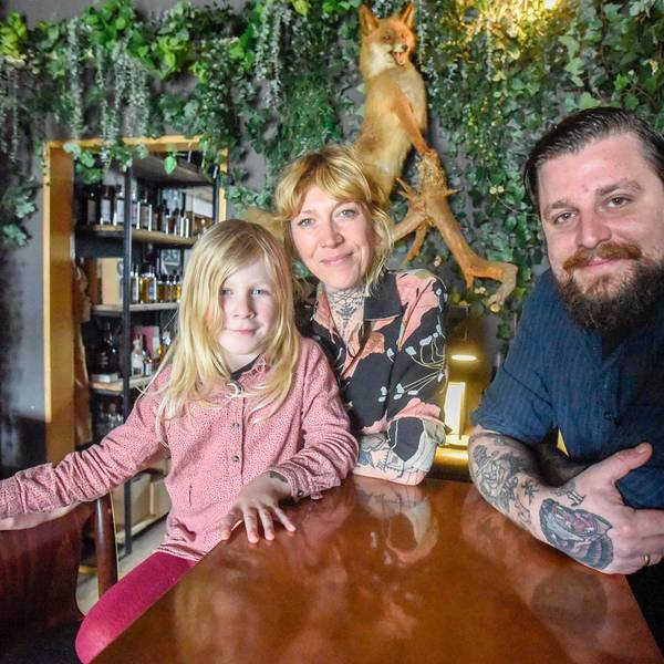 Auf dem Bild ist die Gastronomenfamilie in ihrer Bar zu sehen.
